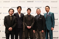 会見に登壇した飯田監督、オ・ジホ、唐沢寿明、ボウイ・ラム、布袋寅泰
