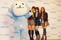 写真左から、ひかりカエサル、AKB48の横山由依、峯岸みなみ、梅田彩佳