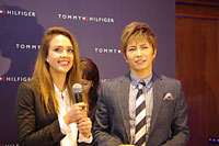 「トミー ヒルフィガー表参道店」のオープン記念イベントに出席したジェシカ・アルバとGACKT