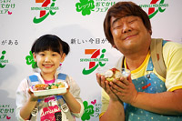 『セブン＆アイ レッツ！おでかけフェア』発表会より。左から、芦田愛菜、石塚英彦