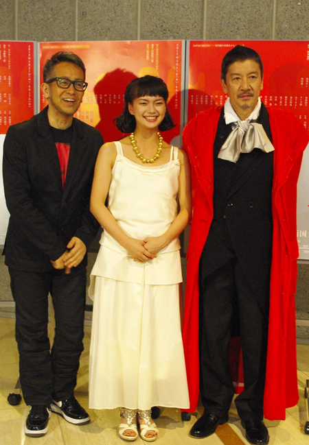 左より演出の宮本亜門、多部未華子、奥田瑛二