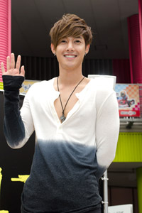 緊急握手会を行ったキム・ヒョンジュン　撮影：イシイノブミ