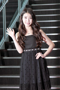 オープニングセレモニーに登場したIU