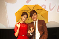 相合傘で仲良くチャン・グンソク(右)とユナ(左) 撮影:堀 弥生