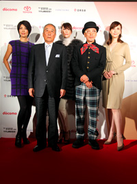 会見には、テリー伊藤のほか、イベントの実行委員長・堀威夫ホリプロファウンダーも出席