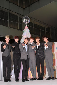 Xmasイルミネーションの点灯式に登場したU-KISS　左からイライ、キソプ、ドンホ、ケビン、フン、スヒョン
