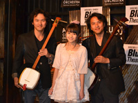 イベントに登場した香音と、AUN Jのリーダー・井上良平(写真右)、メンバーの井上公平(写真左)