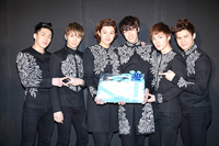 ホワイトデーにCD購入者イベントを行ったCROSS GENE　左からキャスパー、セヨン、シン、タクヤ、ヨンソク、サンミン