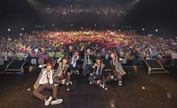 CDリリースイベントでぎっしり埋まった会場をバックにしたBOYFRIEND　左からジョンミン、ヒョンソン、ミヌ、ドンヒョン、ヨンミン、クァンミン