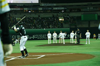 始球式を務めたINFINITEエル　（C）SoftBank HAWKS