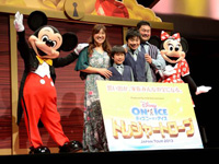 ファミリー・サポーターに就任した佐々木健介・北斗晶一家　(C)Disney