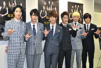 活動再開の会見に臨んだ超新星 左からゴニル、ジヒョク、ユナク、ソンモ、ソンジェ、グァンス