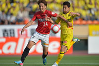 原口元気(浦和レッズ・写真左)と栗澤僚一(柏レイソル)　(c)J.LEAGUE PHOTOS