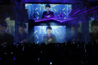 体感型のミュージックビデオショーにファンも大盛り上がり