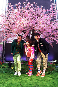 東方神起のアルバム発売イベントに出演したCOWCOW・多田健二、森山中・黒沢かずこ、COWCOW・山田善し　“4枚目”のジャケット撮影