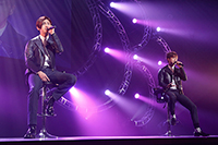 アルバム購入者限定イベントを行った東方神起　左からチャンミン、ユンホ