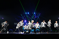 EXO　左からベクヒョン、タオ、ルハン、セフン、スホ、ディオ、クリス、カイ、チャンヨル、レイ、チェン、シウミン