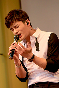 熱唱するソ・イングク