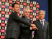 写真左より、原博実日本サッカー協会専務理事兼技術委員長、ハビエル・アギーレ日本代表監督、大仁邦彌日本サッカー協会会長