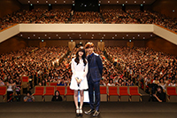 客席をバックに　左からムン・ガヨン、チャンミン(東方神起)