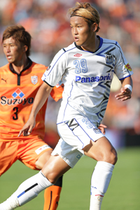 左から、平岡康裕（清水エスパルス）、宇佐美貴史（ガンバ大阪）　(C)J.LEAGUE PHOTOS