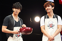 東方神起　左からユンホ、チャンミン　料理に挑戦中