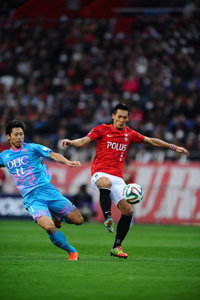 写真左より、豊田陽平(サガン鳥栖)、槙野智章(浦和レッズ)　(C)J.LEAGUE PHOTOS