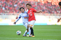 写真左より、遠藤保仁(ガンバ大阪)、李忠成(浦和レッズ)　(C)J.LEAGUE PHOTOS