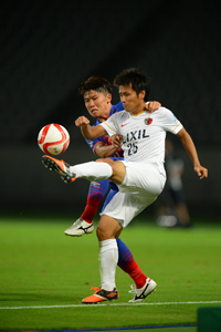 写真手前より遠藤康(鹿島アントラーズ)、太田宏介(FC東京)　(c)J.LEAGUE PHOTOS