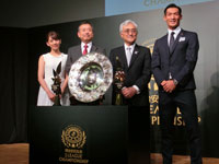 （写真左より）2015Ｊリーグ女子マネージャー・佐藤美希、Ｊリーグ・村井満チェアマン、明治安田生命・根岸秋男社長、浦和レッズ・槙野智章