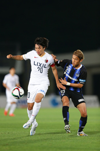 写真左より、柴崎岳(鹿島アントラーズ)、宇佐美貴史(ガンバ大阪)　(c)J.LEAGUE PHOTOS