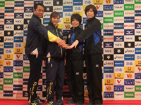 (写真左から)松田明彦監督、佐藤あり紗(以上日立)、座安琴希、中田久美監督(以上久光製薬)