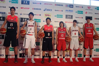 写真左から竹内譲次、比江島慎、田臥勇太、吉田亜沙美、山本千夏、渡嘉敷来夢