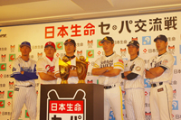 (写真左より)梶谷隆幸(DeNA)、丸佳浩(広島)、長野久義(巨人)、長谷川勇也(ソフトバンク)、鈴木大地(ロッテ)、炭谷銀仁朗(西武)