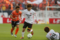 写真左より、家長昭博(大宮アルディージャ)、柏木陽介(浦和レッズ)　(c)J.LEAGUE PHOTOS