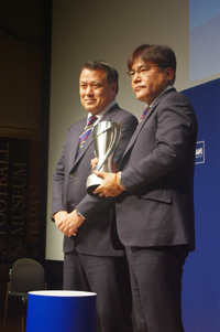 (写真左より)田嶋幸三日本サッカー協会会長、手倉森誠サッカー競技(男子)日本代表監督