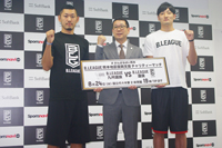 (画像左より) 小林慎太郎(熊本ヴォルターズ)、大河正明B.LEAGUEチェアマン、田中大貴(アルバルク東京)