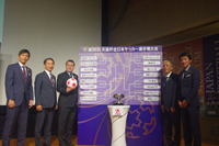 (写真左より)中田浩二、天皇杯実施委員会・松崎康弘委員長、日本サッカー協会・田嶋幸三会長、スルガ銀行・岡野光喜会長、山口素弘