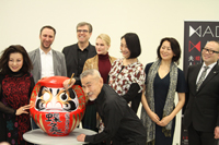 (前方中央)笈田ヨシ　(後方左より)中嶋彰子、ミヒャエル・バルケ、ロレンツォ・デカーロ、サラ・マクドナルド、小川里美、鳥木弥生、晴 雅彦