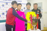 (写真左より)鹿島アントラーズ・石井正忠監督、遠藤康、浦和レッズ・武藤雄樹、ミハイロ・ペトロヴィッチ監督