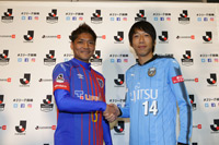 (写真左より)大久保嘉人(FC東京)、中村憲剛(川崎フロンターレ) (C)J.LEAGUE PHOTOS