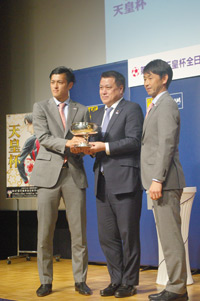 (写真左より)植田直通(鹿島アントラーズ)、田嶋幸三日本サッカー協会会長、石井正忠監督(鹿島)