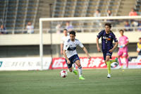 (写真左より)ウーゴ・ヴィエイラ(横浜F・マリノス)、野上結貴(サンフレッチェ広島)　(c)J.LEAGUE