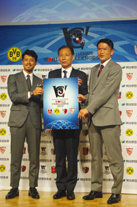 (写真左より)鈴木啓太、原博実Ｊリーグ副理事長、岩政大樹(東京ユナイテッドFC)