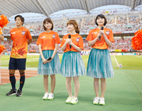 (写真左より)端山豪(アルビレックス新潟)、NegiccoのKaede、Nao☆、Megu (C)ALBIREX NIIGATA