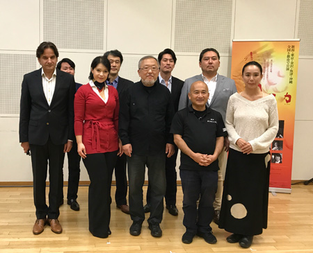 前列右から河瀬直美、広上淳一、大勝秀也、 ルイザ・アレブヒトヴァ 、アレクサンドル・バディア(カバラ導師・万里生)。後列右から三戸大久、森雅史(アンジェロッ太)、三浦克次(堂森)、与儀巧(スポレッ太)