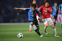 (写真左より)家長昭博(川崎フロンターレ)、柏木陽介(浦和レッズ) (C)J.LEAGUE