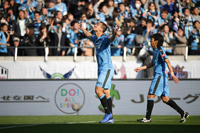 (写真左より)レアンドロ・ダミアン(川崎フロンターレ)、中村憲剛(同) (C)J.LEAGUE