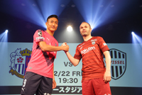 (写真左より)都倉賢(セレッソ大阪)、アンドレス・イニエスタ(ヴィッセル神戸)(C)J.LEAGUE