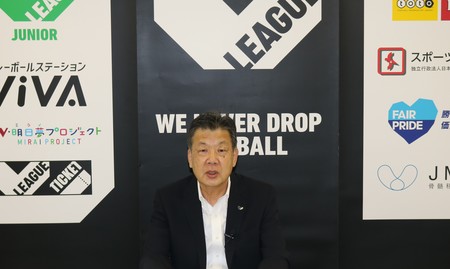 2020-21V.LEAGUE大会要項と新型コロナウイルス感染症対策について会見する嶋岡健治会長＝東京都中央区の日本バレーボールリーグ機構事務局